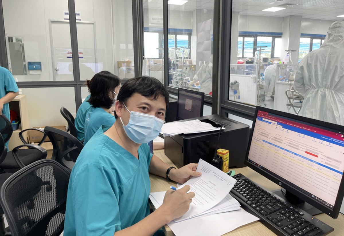 Bác sĩ Hoàng Bùi Hải làm việc tại Bệnh viện Điều trị người bệnh Covid-19