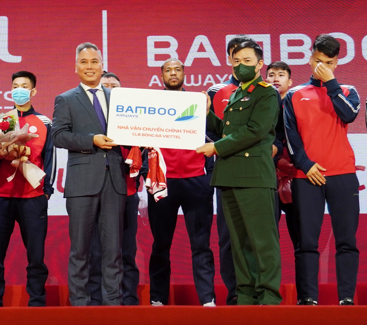 Chủ tịch kiêm TGĐ Tập đoàn Viettel trao bảng danh vị cho Bamboo Airway