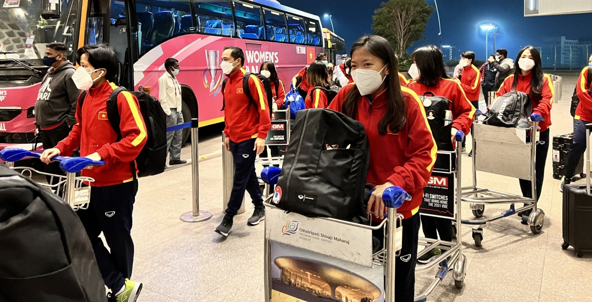 Huỳnh Như và các đồng đội rời Ấn Độ