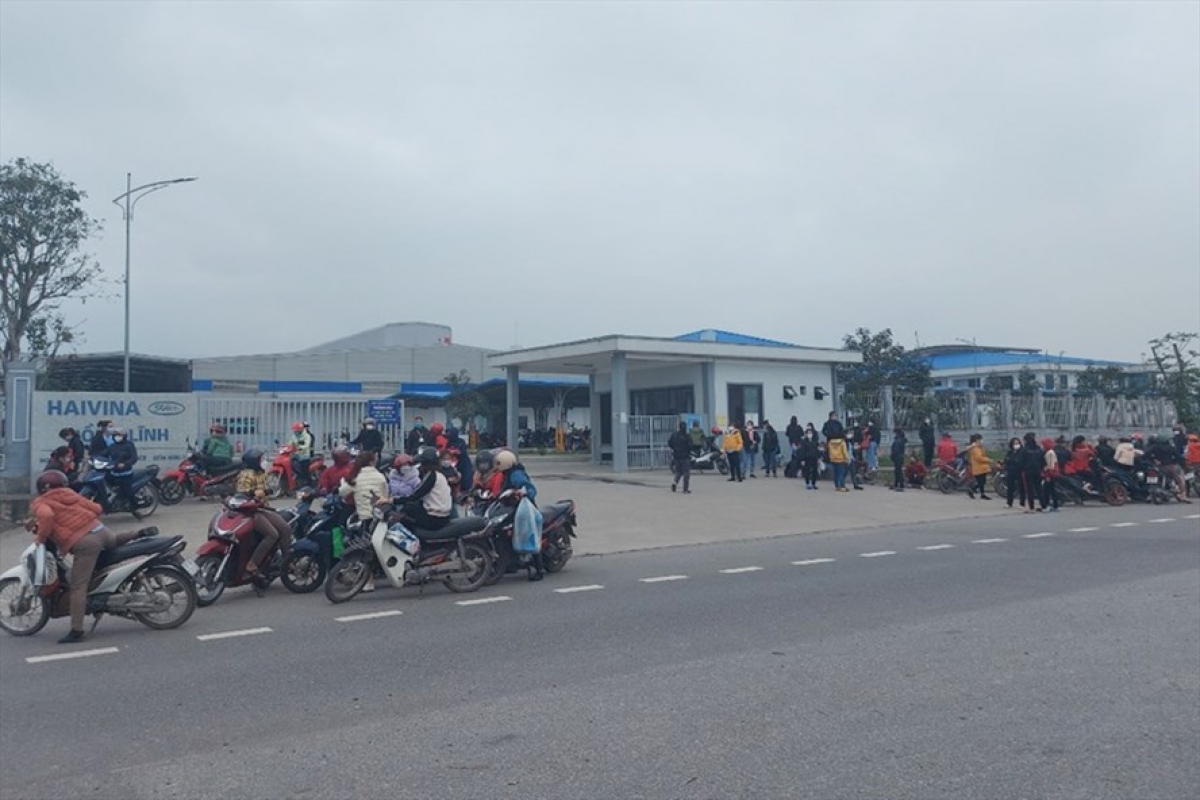Nhiều công nhân ngừng việc, tập trung trước cổng công ty Haivina Hồng Lĩnh chiều 15.2