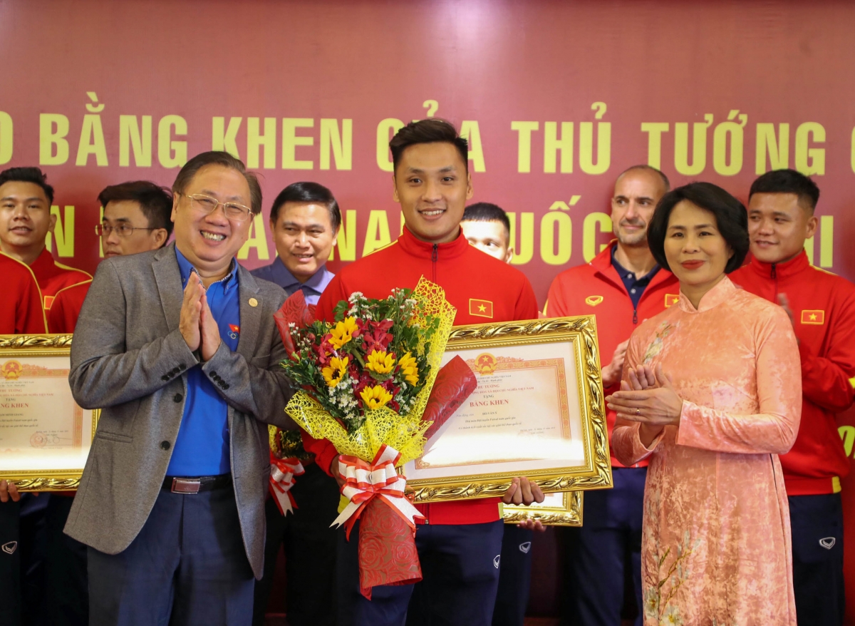 Hồ Văn Ý vinh dự nhận Bằng khen của Thủ tướng Chính phủ.