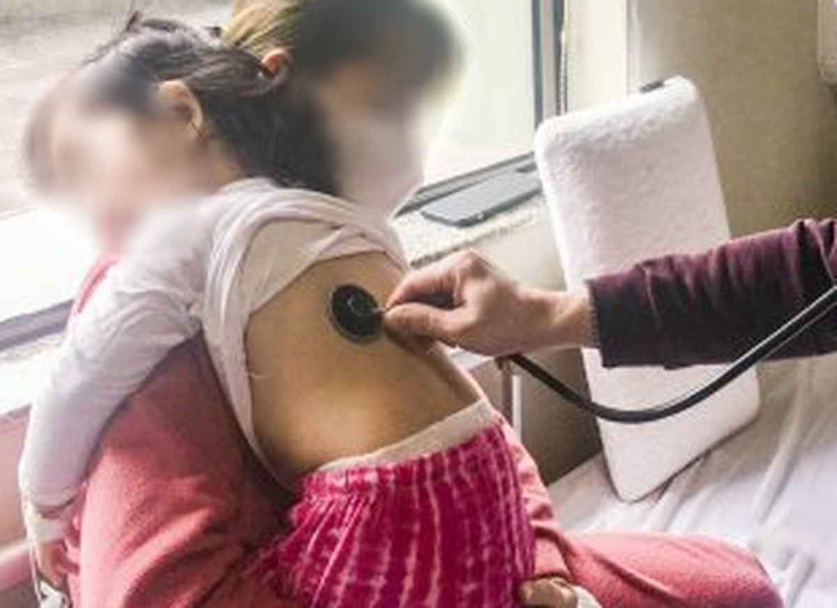 Một bệnh nhi mắc hội chứng MIS-C hậu Covid-19 tại Bệnh viện Nhi Trung ương. Ánh: BV cung cấp