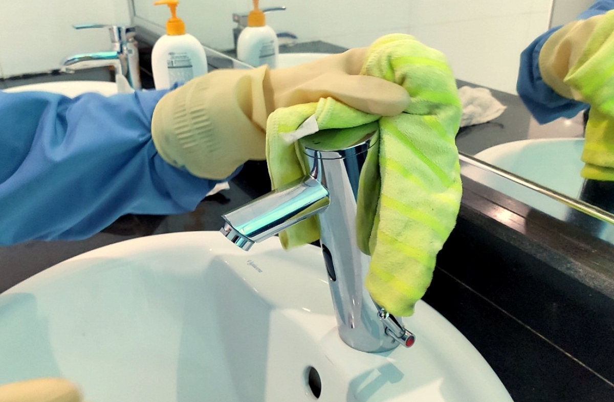 Luôn đeo găng tay và khẩu trang khi vệ sinh nhà cửa