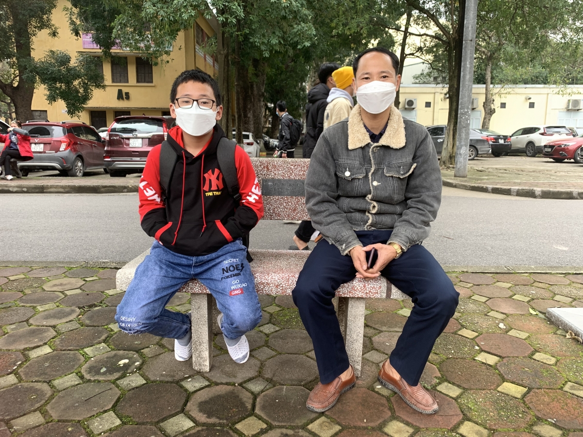 Anh Lê Sỹ Vinh chờ con nhập học