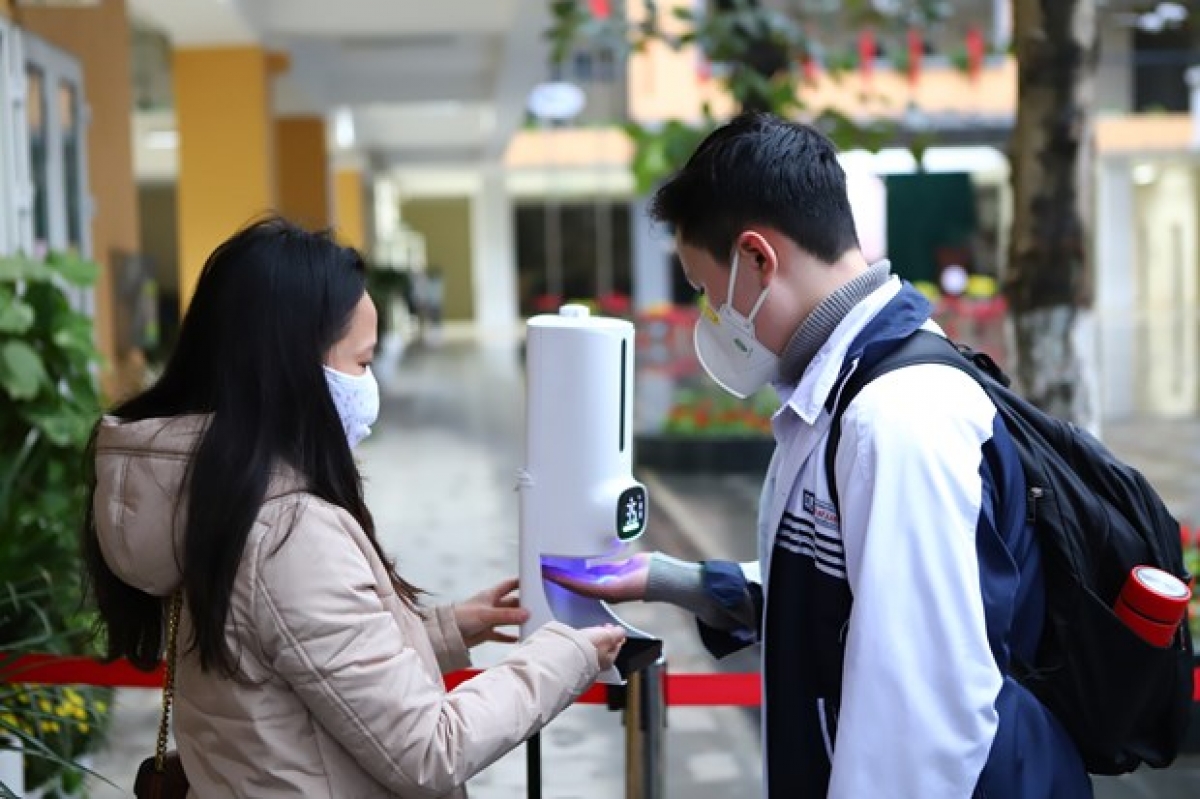 Việc tổ chức dạy học trực tiếp đang đứng trước nhiều thách thức khi số ca mắc
Covid-19 trong cộng đồng và trong trường học tăng nhanh trong những ngày qua. (Ảnh minh họa: vietnamplus.vn)