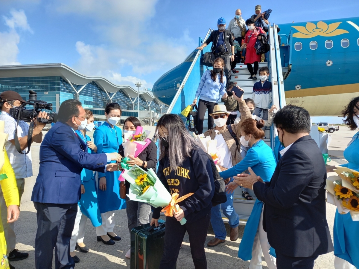 Du khách được chào đón từ sân bay