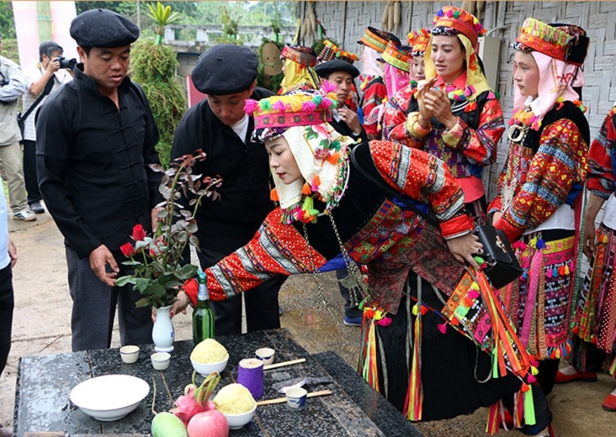 Đồng bào Lô Lô chuẩn bị mâm lễ cúng tổ tiên. Ảnh: Báo điện tử Đảng Cộng sản VN