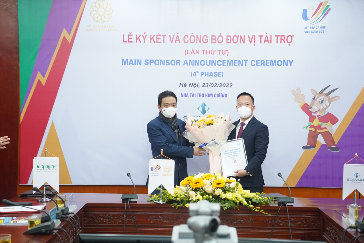 Ông Hoàng Đạo Cương trao chứng nhận Nhà tài trợ Kim cương cho ông Đinh Đức Thắng - Chủ tịch HĐQT Stavian Hóa chất