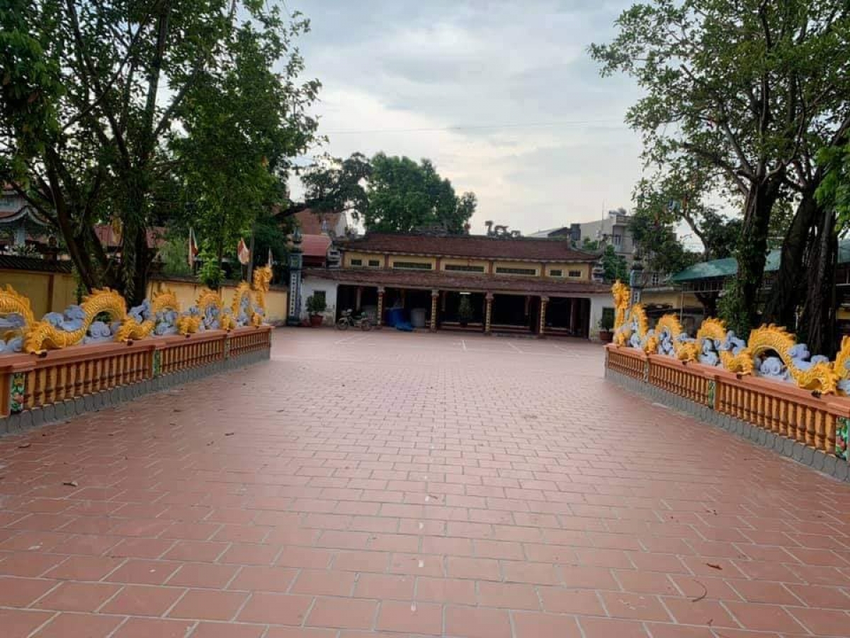 Phía trước đình làng Vĩnh Thịnh