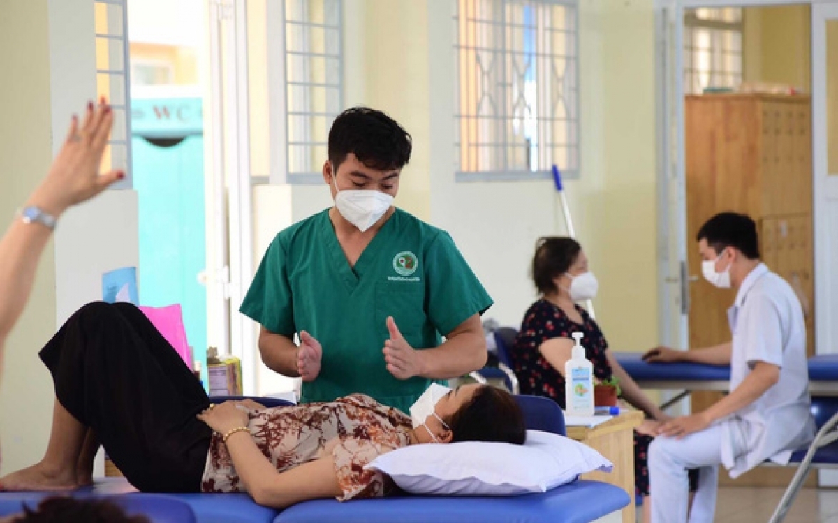 Nhân viên y tế chăm sóc bệnh nhân hậu Covid-19