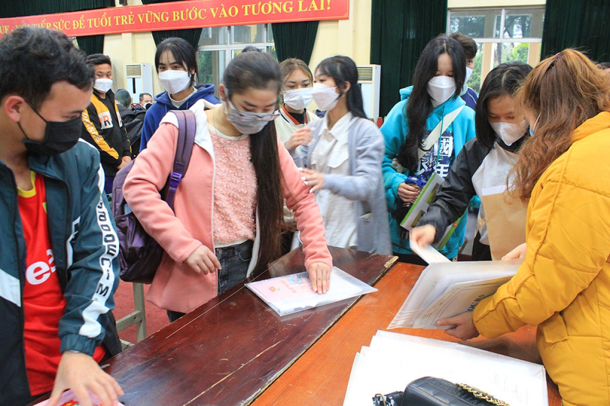 Sinh viên năm nhất trường Đại học Lâm nghiệp bổ sung hồ sơ để hoàn thành quá trình nhập học do ảnh hưởng của dịch Covid-19