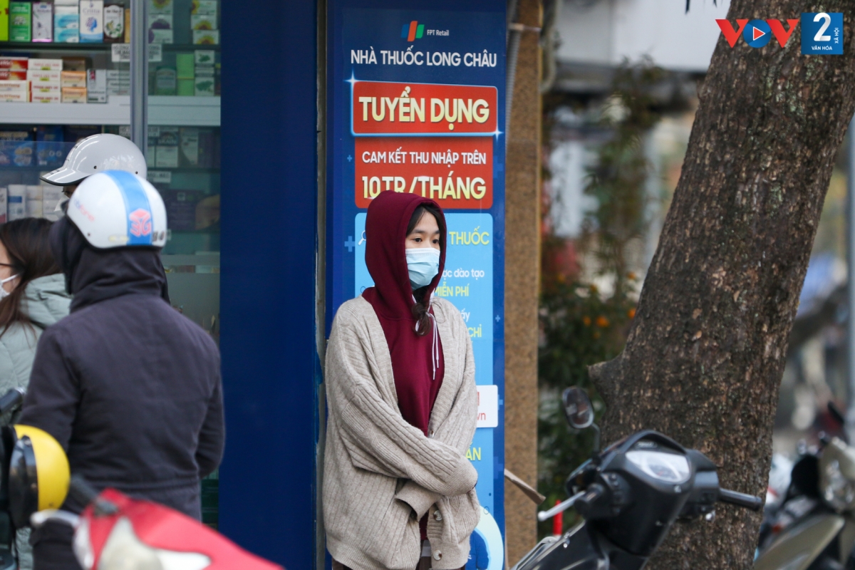 Một người dân mua thuốc cho biết: "Mình cũng chưa biết quy định từ đầu, thấy bảo chỉ cần có giấy test dương tính là được, ra đây thì biết thuốc cần có giấy F0 mới mua được, mình cũng định mua vài hộp nhưng mình không mua được”