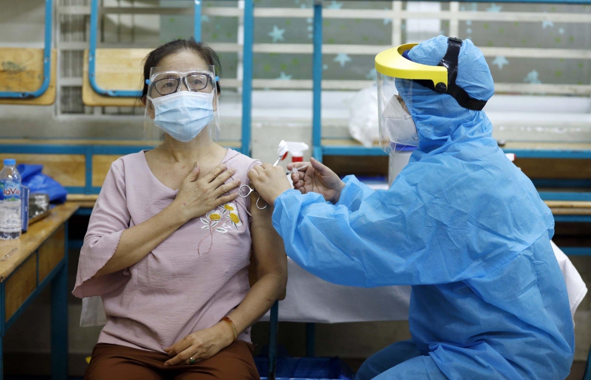 Tiêm chủng vaccine phòng COVID-19 cho người dân