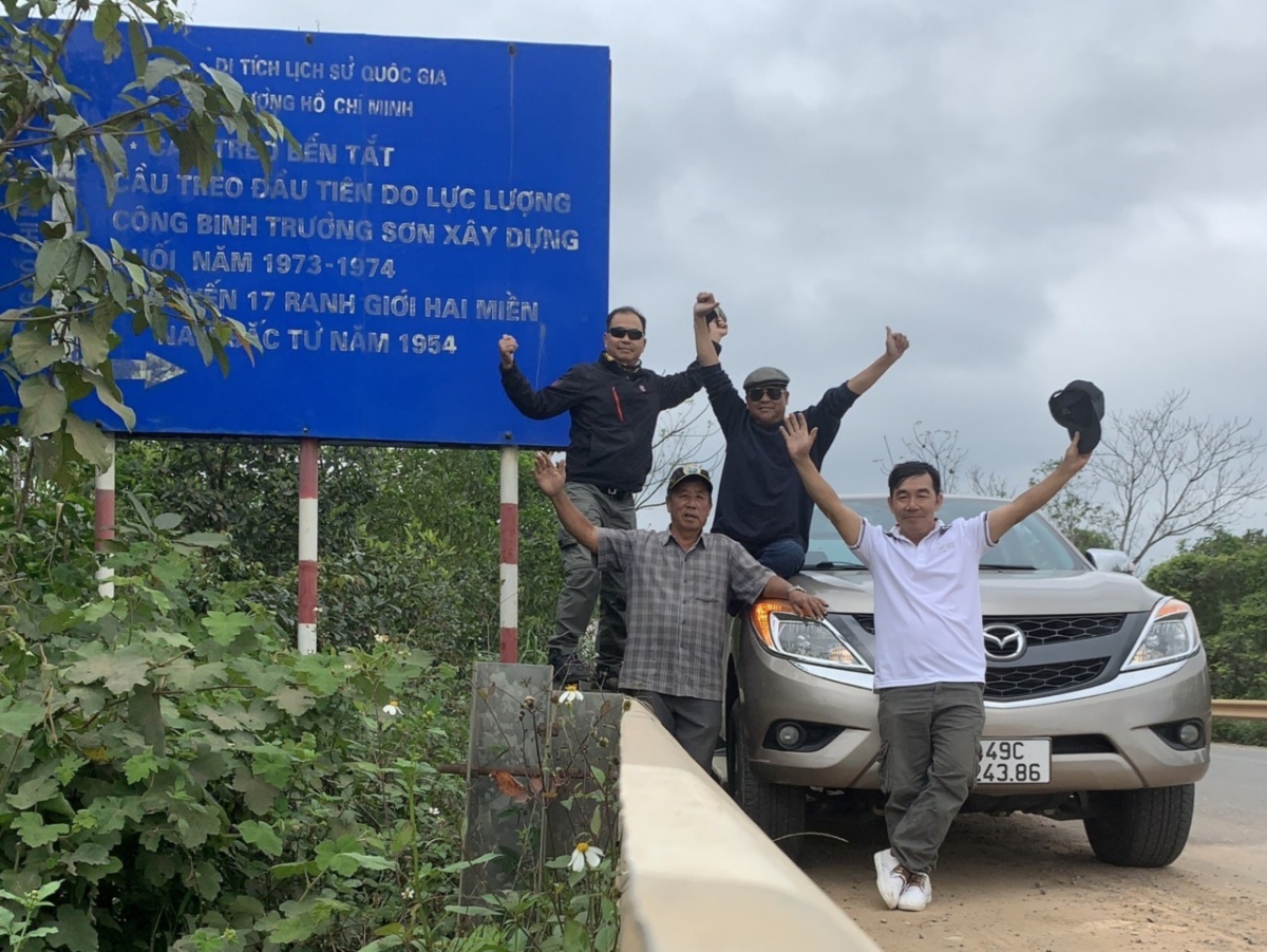 Ông Quang (áo kẻ) và những người bạn thân trong chuyến đi phượt
