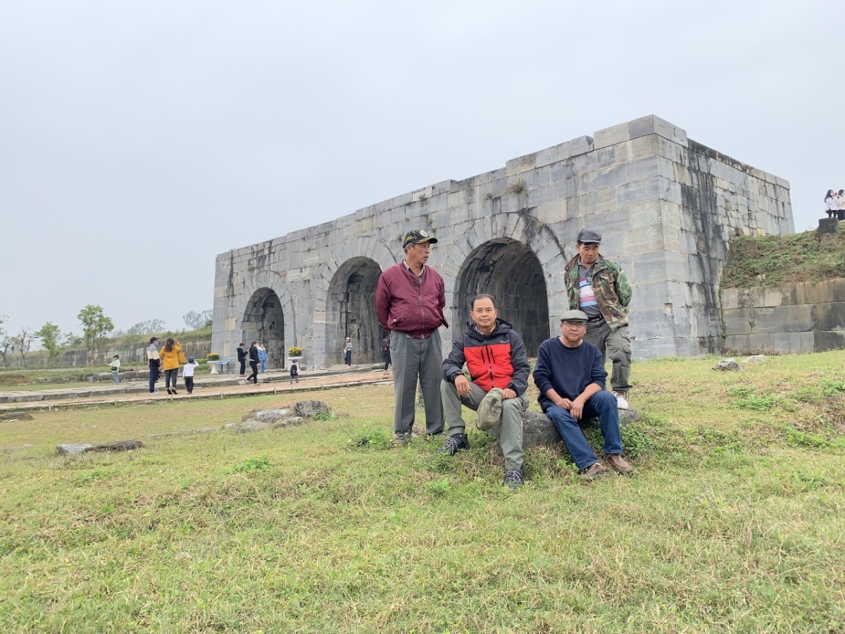 Ông Quang và các bạn ghé thăm di tích Thành nhà Hồ (Thanh Hóa)