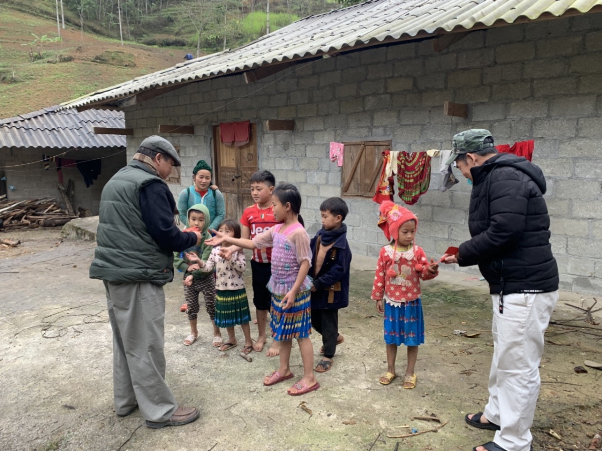 Các thành viên chuẩn bị nhiều bánh kẹo và lì xì để chia sẻ, dành tặng cho trẻ em vùng cao mà họ bắt gặp trong chuyến đi.