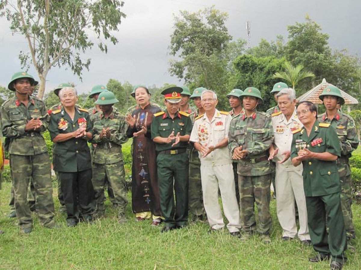 Vị tướng Thái Lan lâm nạn và được bộ đội Việt Nam cứu mạng. Từ đó, tấm ân tình về những ngày tháng gian khổ đó vẫn luôn được tướng Thái Lan khắc cốt ghi tâm.