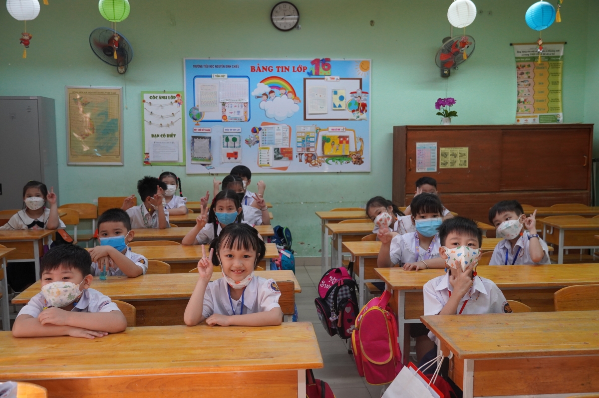 Học sinh lớp 1 vui vẻ trong ngày đầu tiên đến trường