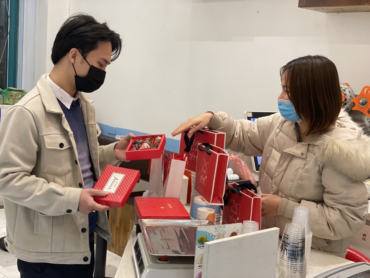 Chị Hồ Lý, chủ cửa hàng socola trên đường Xã Đàn (Hà Nội): “2 năm gần đây, socola tươi tự làm được nhiều khách hàng ưa thích vì có nhiều vị để lựa chọn như trà xanh, sữa, cà phê… Bên cạnh đó, dâu tây nhúng socola cũng là sản phẩm chủ lực”.