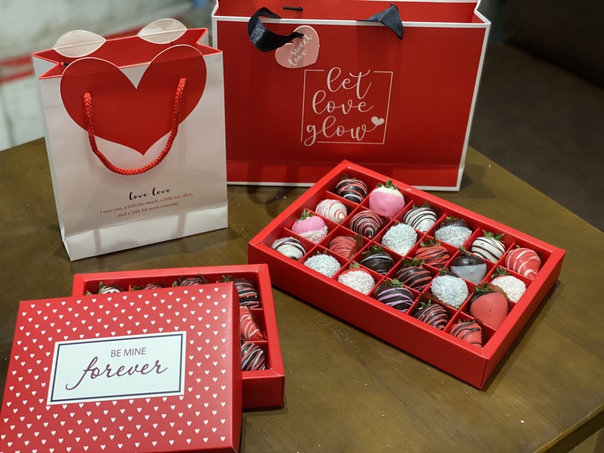 Giá chocolate handmade năm nay không biến động nhiều. Chỉ từ 100.000 - 400.000đ, khách hàng đã có món quà đẹp mắt, mang dấu ấn riêng gửi gắm thông điệp tới một nửa yêu thương.