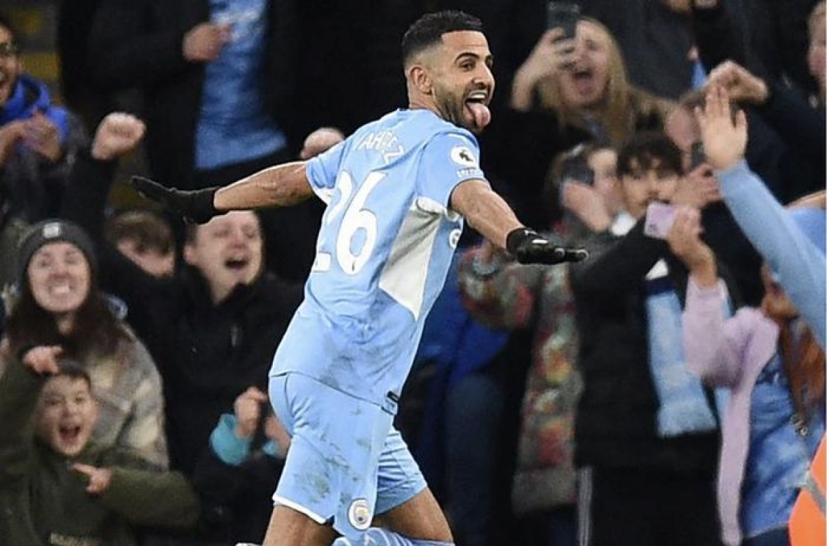 Riyad Mahrez chọc thủng lưới thủ môn David de Gea (Ảnh: Internet)