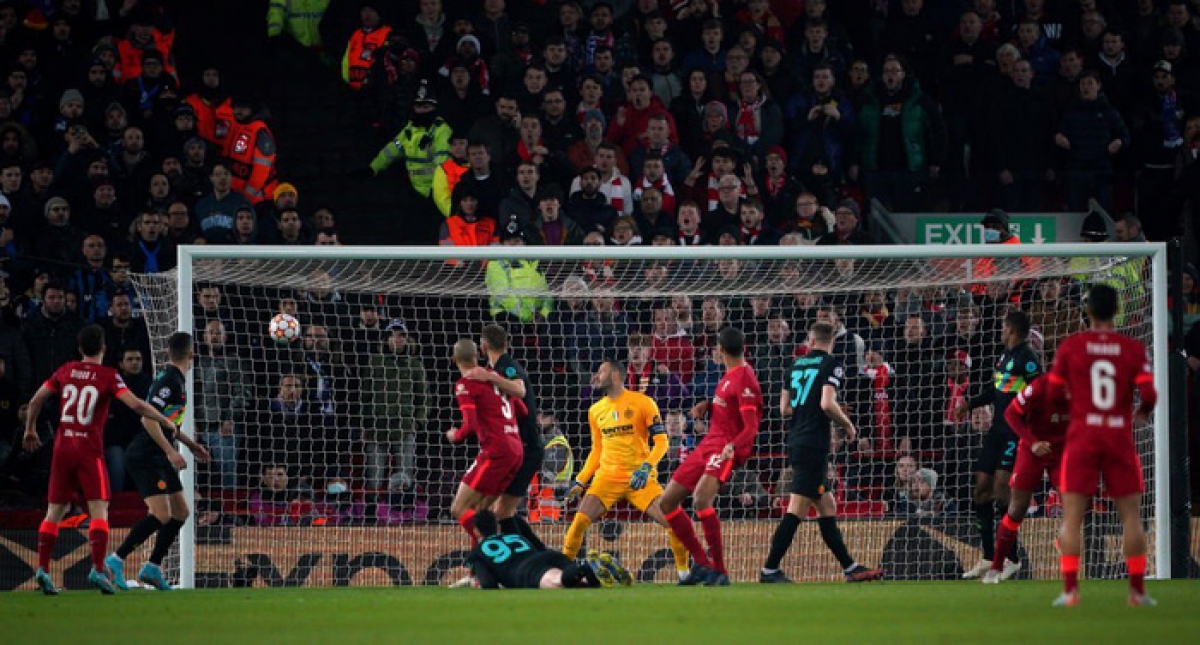 Joel Matip đánh đầu dội xà (Ảnh: Internet)