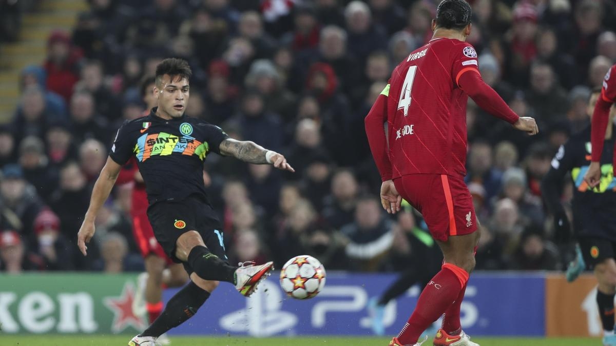 Lautaro Martinez sút xa hiểm hóc làm bó tay thủ thành Alisson (Ảnh: Internet)