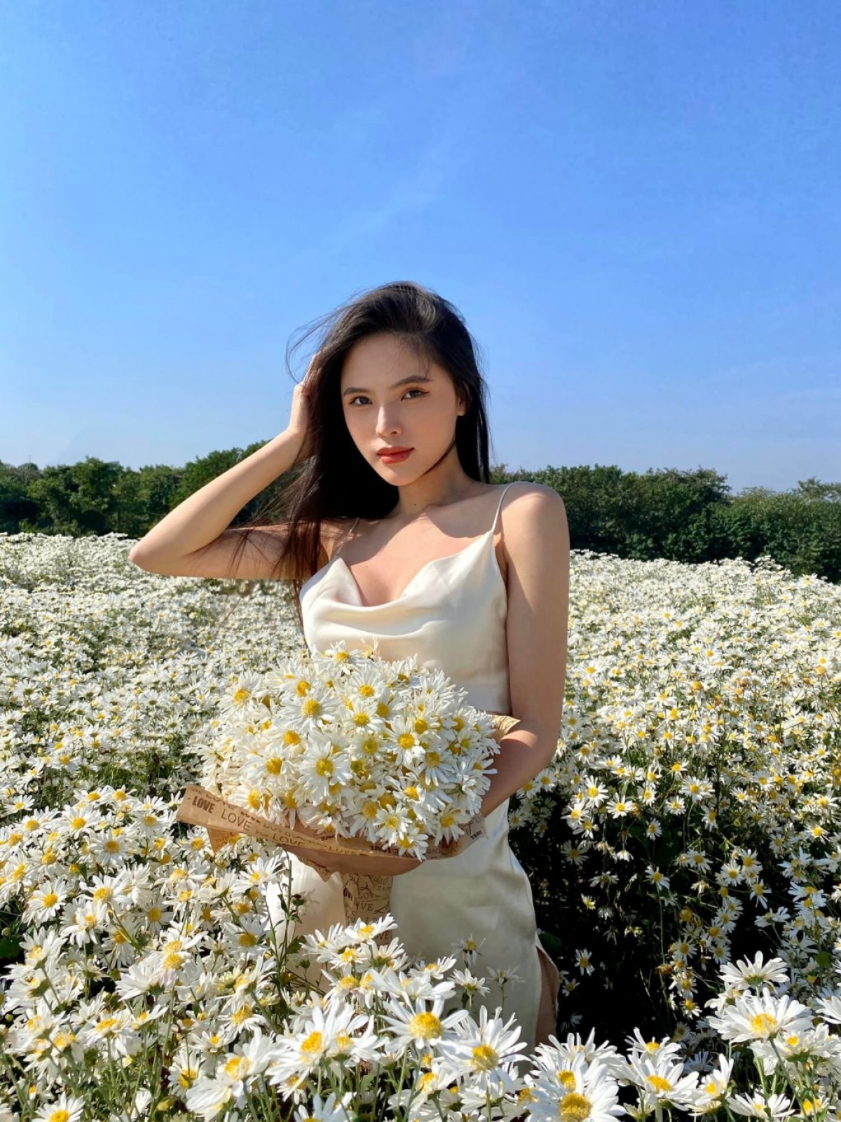 Thu Hằng: "Năm 18 tuổi, tôi được tin tưởng lựa chọn làm Bí thư Đoàn khu dân cư nơi mình sinh sống. Việc tham gia hoạt động Đoàn Thanh niên tại địa phương cho tôi cơ hội giúp đỡ hoàn cảnh khó khăn quanh mình, giúp tôi trưởng thành và độc lập hơn trong suy nghĩ'.