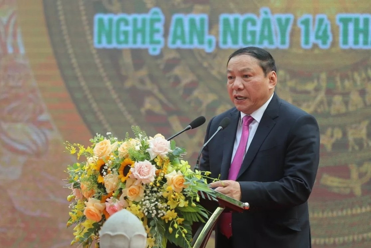 "Muốn xây dựng, phát triển văn hóa, phát triển đất nước, trước hết phải có những con người văn hóa, đồng thời, sự hoàn thiện con người cần và chỉ có thể thực hiện được trong văn hóa và bằng văn hóa”, Bộ trưởng Bộ VHTTDL Nguyễn Văn Hùng nhấn mạnh điều này tại Lễ phát động triển khai chủ đề công tác năm 2022 của Ngành VHTTDL về “Xây dựng môi trường văn hóa cơ sở và công tác tổ chức cán bộ”.