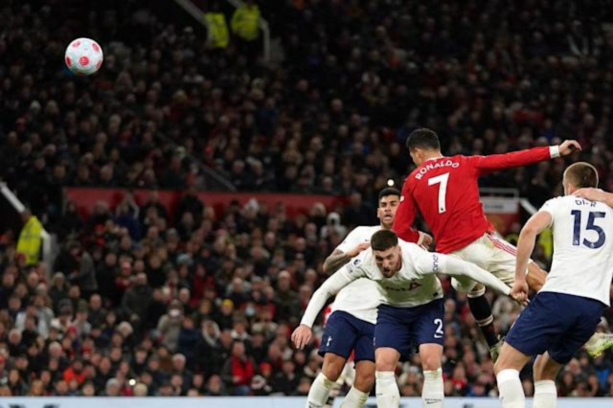 Ronaldo đánh đầu ghi bàn, ấn định chiến thắng 3-2 cho MU (Ảnh: Internet)