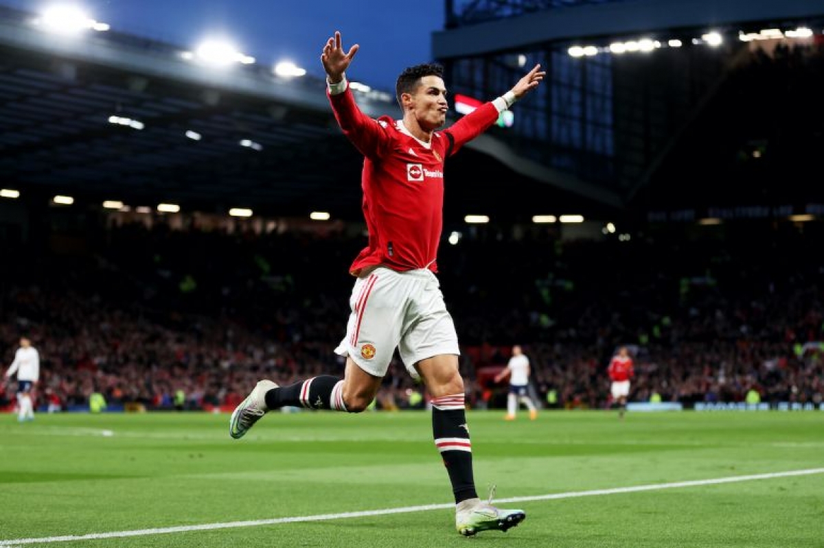 Ronaldo trở thành cầu thủ ghi bàn nhiều nhất trong lịch sử bóng đá thế giới