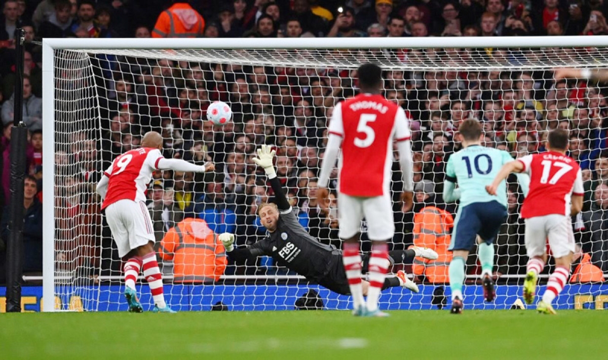 Lacazette thực hiện thành công quả đá 11m (Ảnh: Internet)