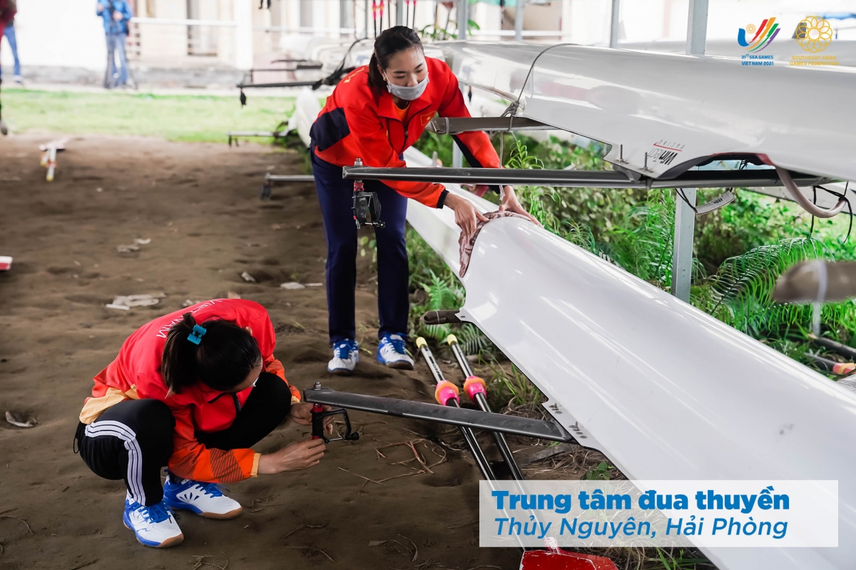 Các tay chèo "chăm sóc đặc biệt" cho các trang thiết bị (Ảnh: BTC SEA Games 31)