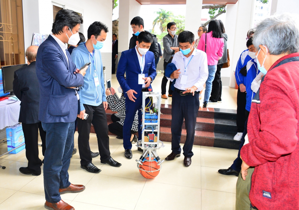 Các đại biểu tham quan, tìm hiểu mô hình, sản phẩm, công trình nghiên cứu khoa học, công nghệ của Trường Đại học Hàng hải Việt Nam.