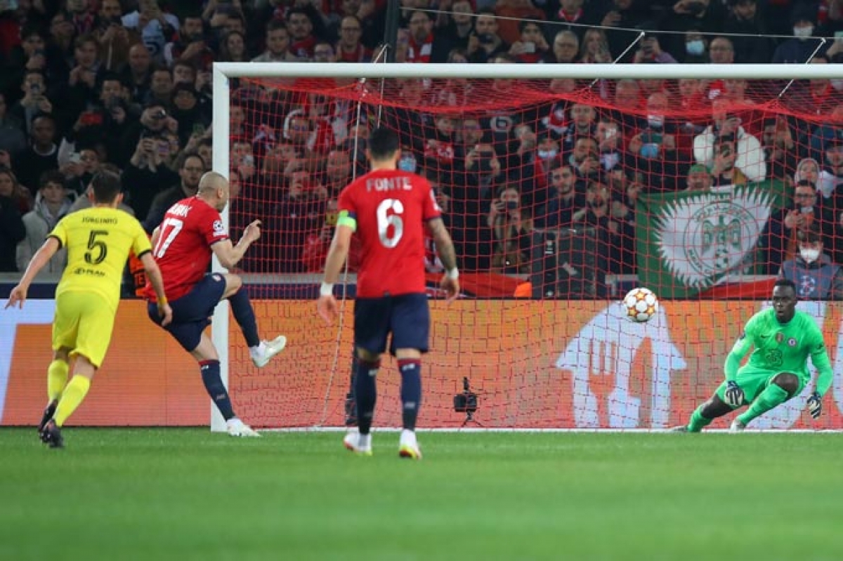 Burak Yilmaz thực hiện thành công quả phạt đền (Ảnh: Internet)