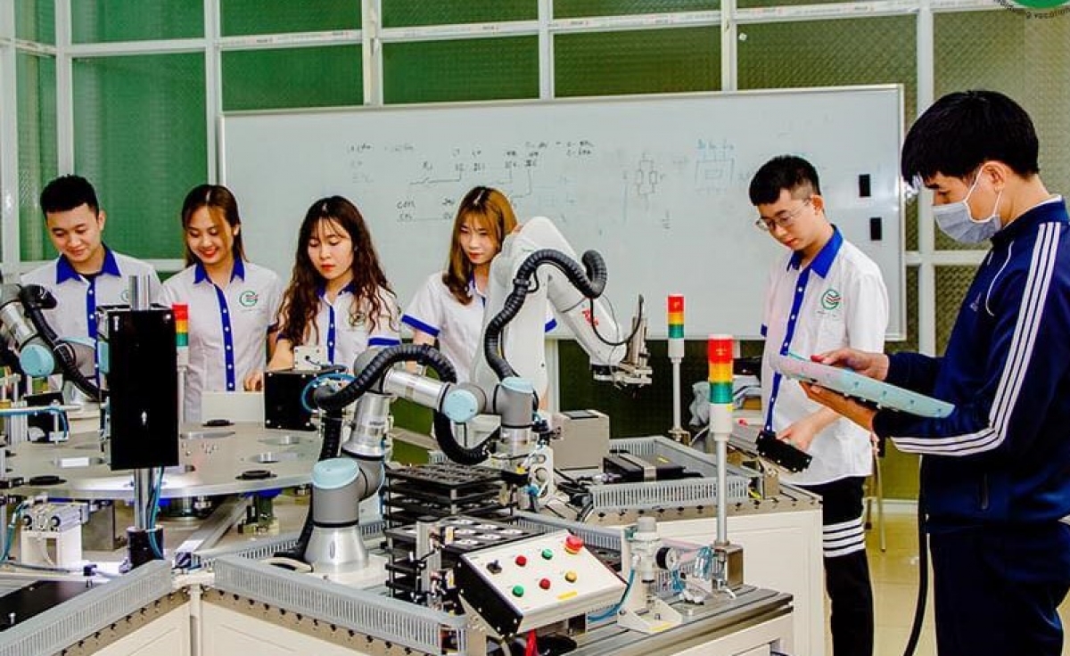Sinh viên trường Cao đẳng nghề Hải Dương học thực hành trên các thiết bị hiện đại