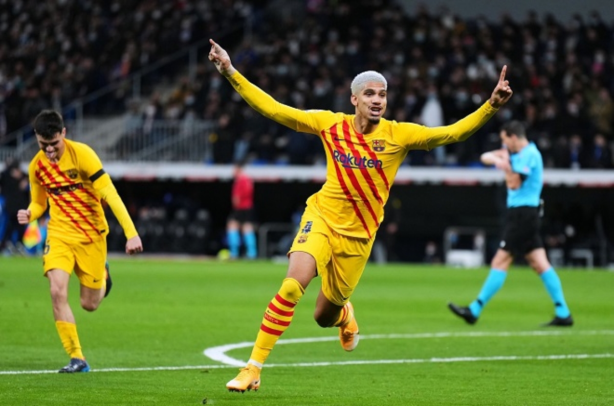 Araujo nâng tỷ số lên 2-0 cho Barca (Ảnh: Internet)