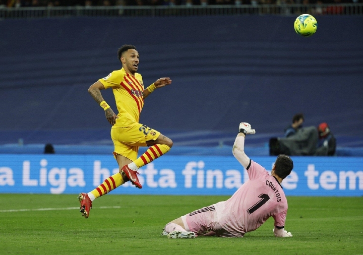 Aubameyang bấm bóng qua người thủ môn Thibaut Courtois (Ảnh: Internet)