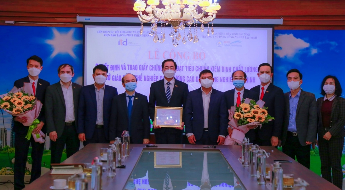Trao giấy chứng nhận đạt tiêu chuẩn kiểm định chất lượng cơ sở Giáo dục nghề nghiệp cho Trường Cao đẳng công nghiệp Bắc Ninh