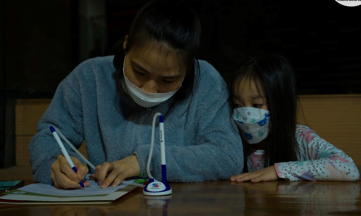 Có phụ huynh còn đưa con nhỏ đi xếp hàng mua hồ sơ vào lớp 1. (Ảnh: Marie Curie)