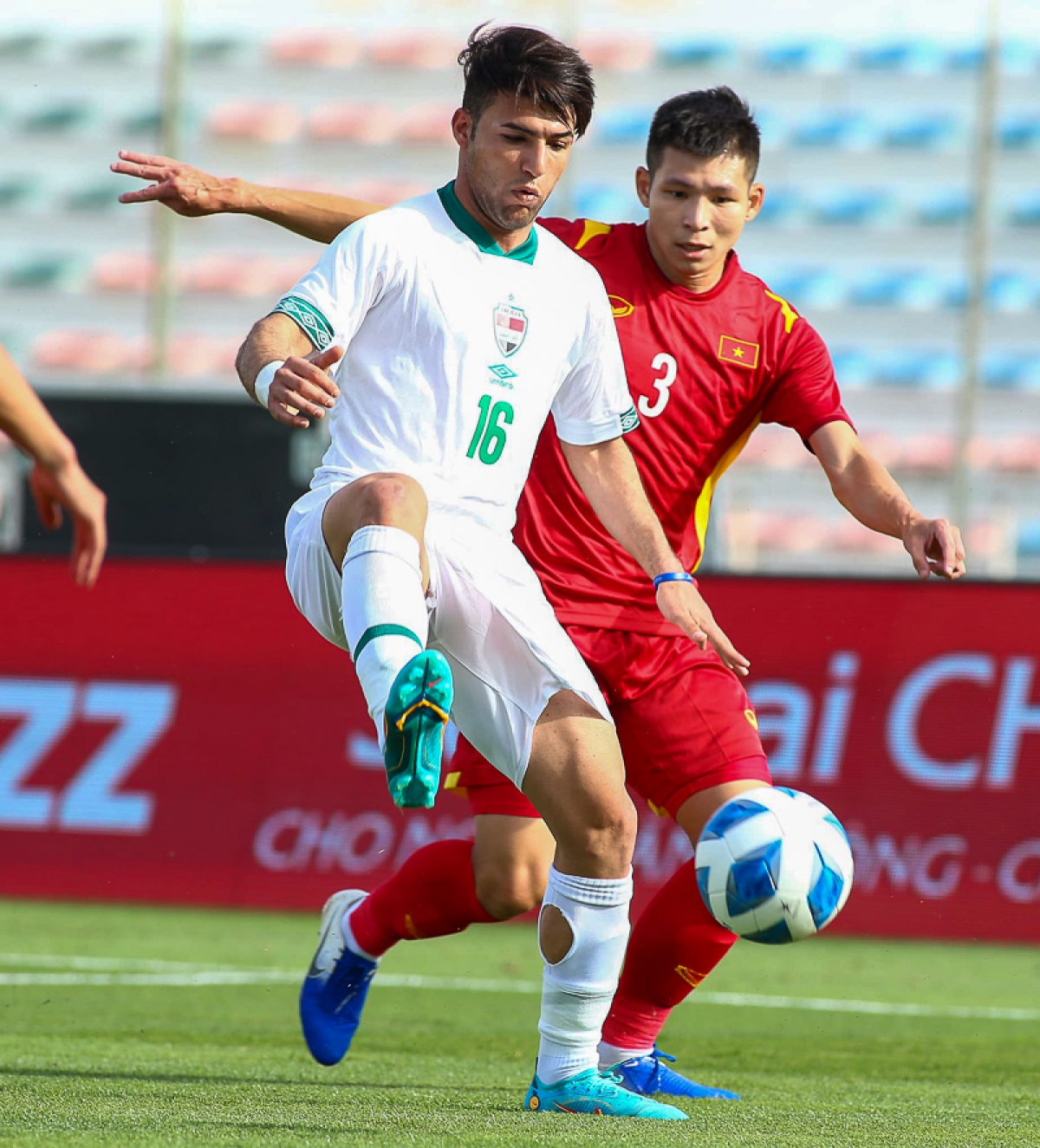 Liễu Quang Vinh trong trận đấu với U23 Iraq tại giải U23 quốc tế Dubai Cup 2022