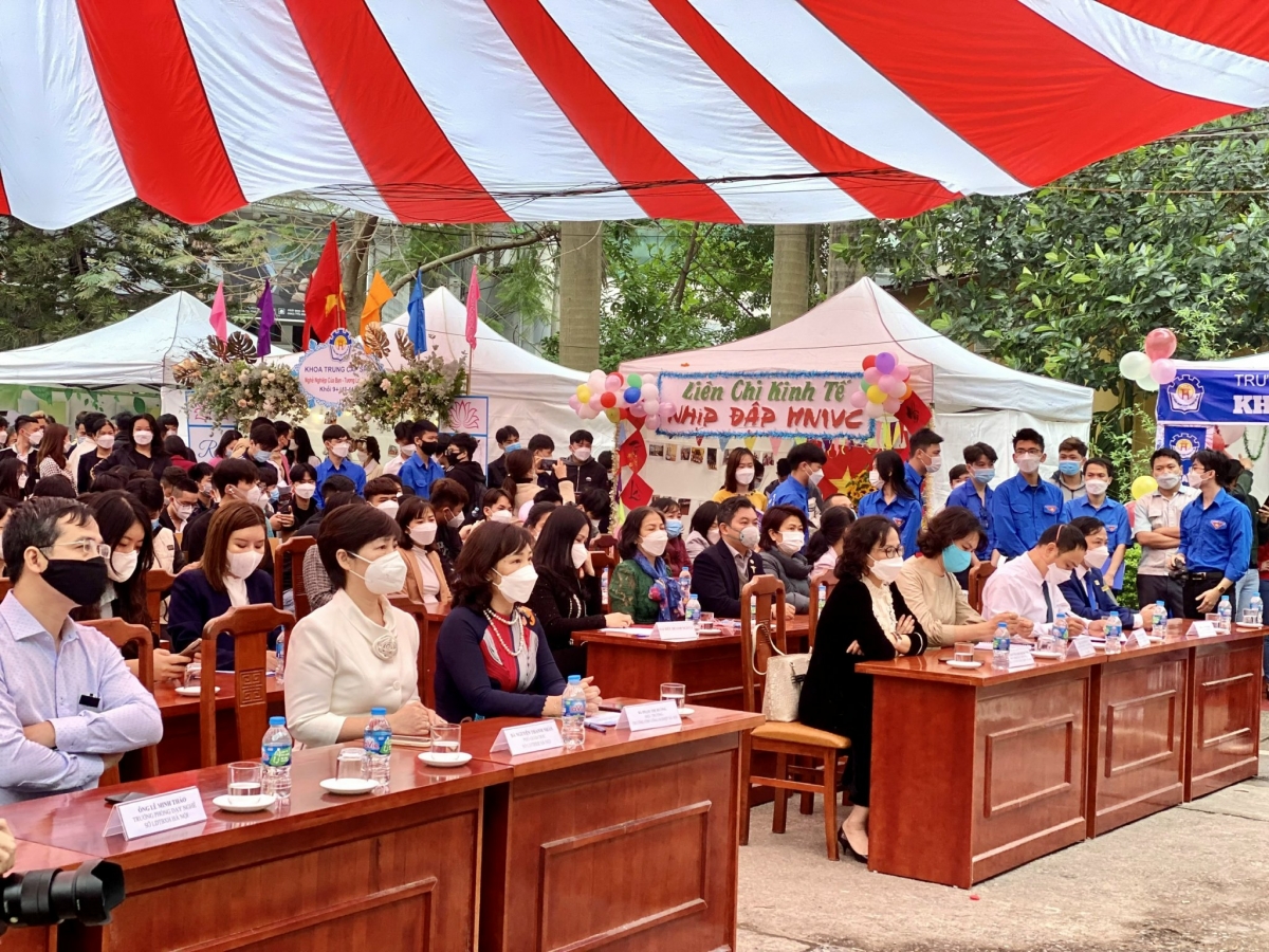 Phiên giao dịch việc làm được trường Cao đẳng nghề Công nghiệp Hà Nội tổ chức nhằm kết nối học viên và doanh nghiệp