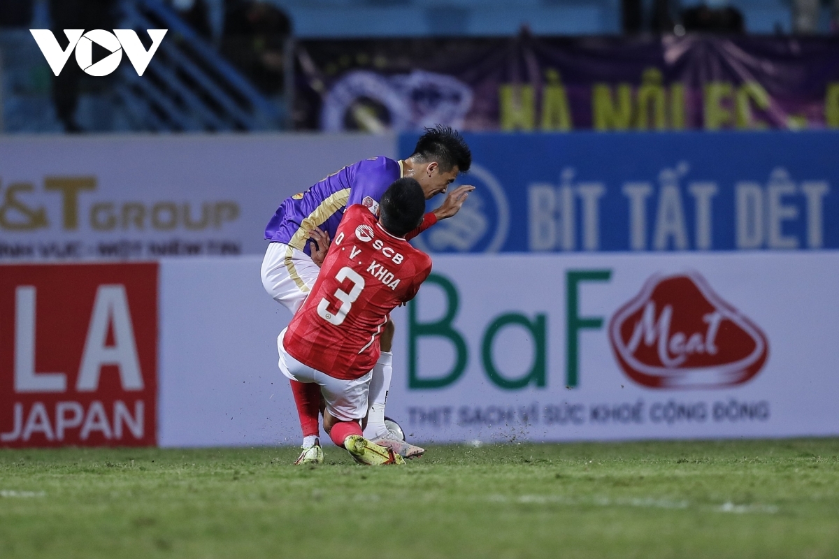 Tình huống Văn Kiên vào bóng bằng gầm giày... (Ảnh: Minh Hoàng).