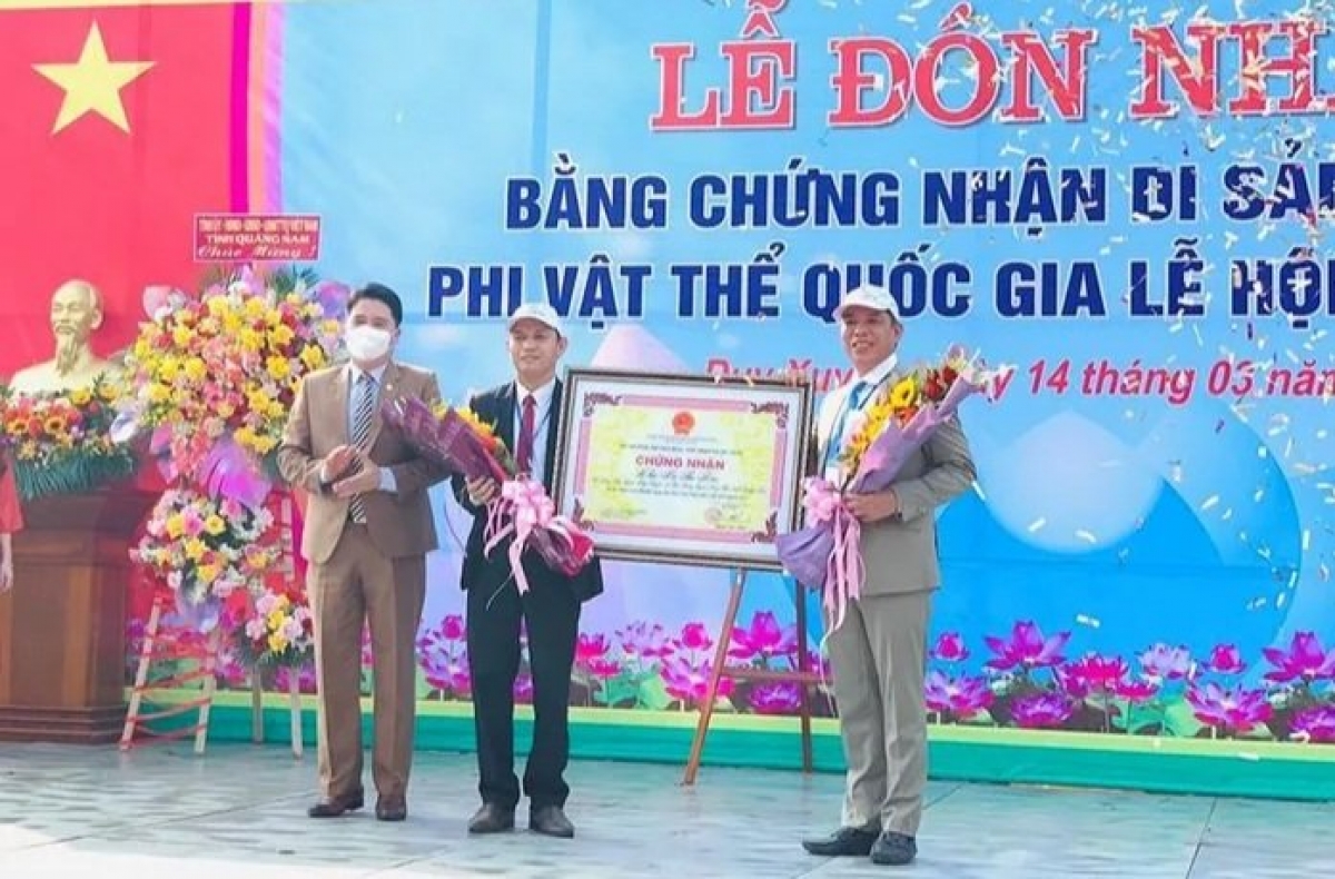Thừa ủy quyền của Bộ Văn hóa, Thể thao và Du Lịch, Phó Chủ tịch UBND tỉnh Quảng Nam Trần Văn Tân trao Bằng chứng nhận Di sản văn hóa phi vật thể quốc gia Lễ hội Bà Thu Bồn cho đại diện lãnh đạo UBND huyện Duy Xuyên