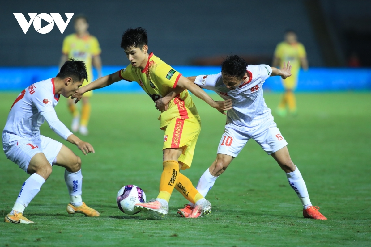 Hải Phòng (áo trắng) vẫn đang dẫn đầu V-League 2022 sau 3 vòng đấu. (Ảnh: Minh Hoàng).