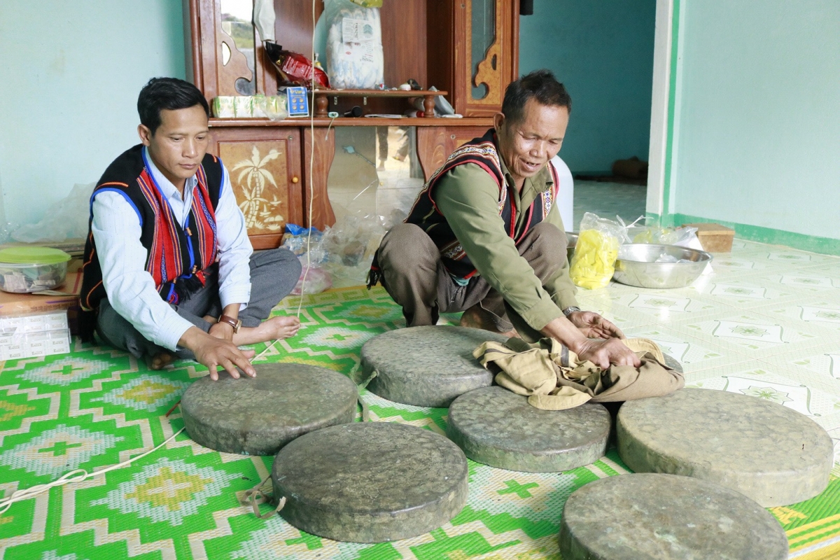 Già làng A Đúp lau và giới thiệu về bộ chiêng của gia đình