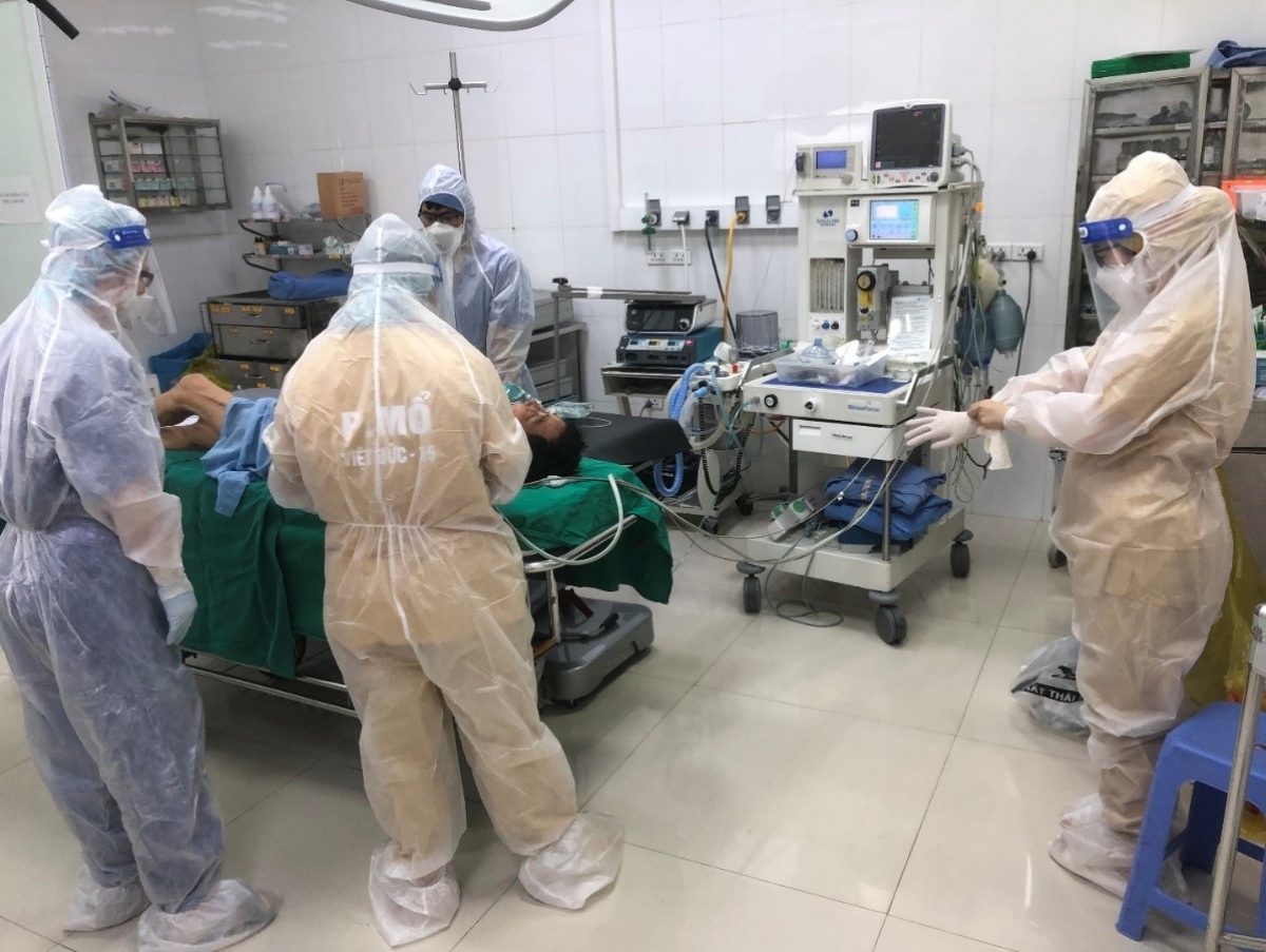 Các bác sĩ chuẩn bị gây mê cho bệnh nhân N.V.Q.