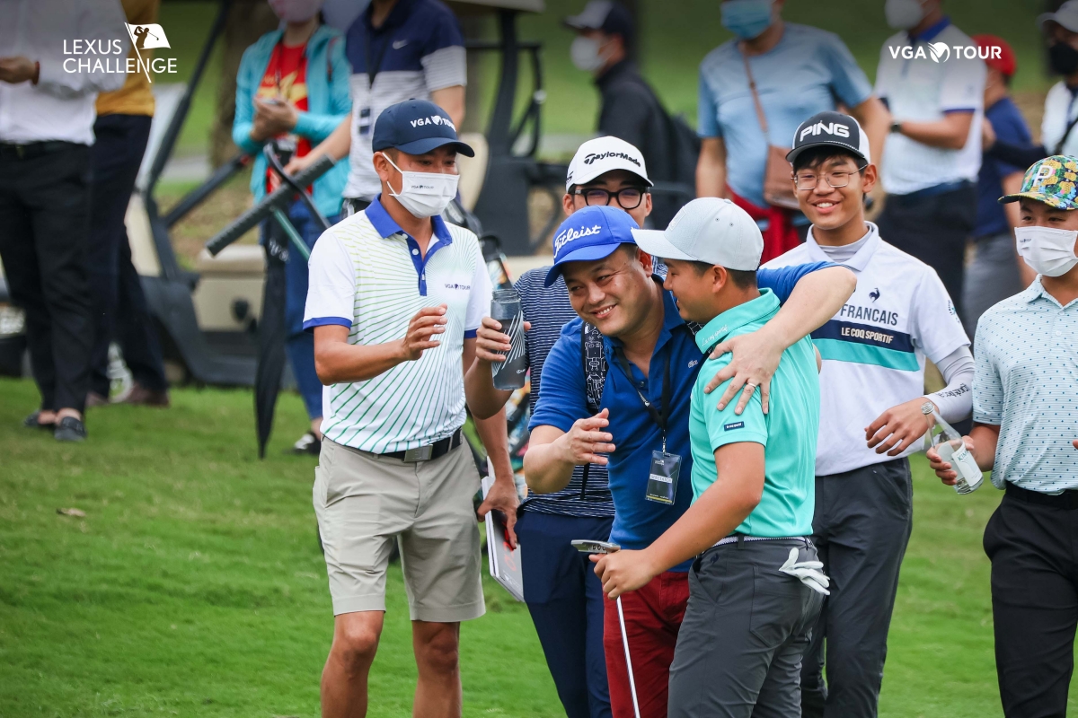 Nguyễn Anh Minh (áo xanh) sau khi kết thúc hố đấu cuối cùng tại Lexus Challenge 2022
