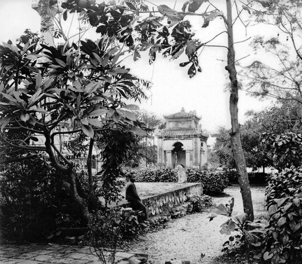 Trong khuôn viên đền thờ vua Lê bên bờ Hồ Gươm.
