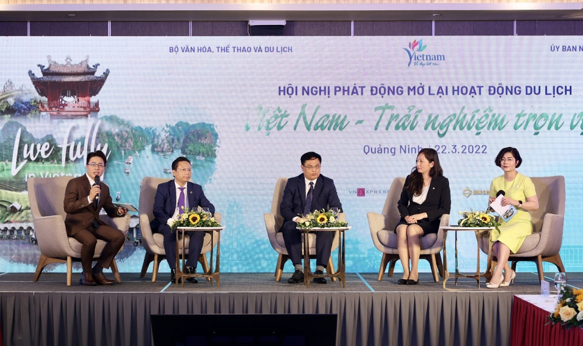 Đại biểu trao đổi tại hội nghị